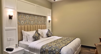 The Summer Breeze (2mins Drive to Dal Lake - Kashmir) Room Type - Premium Room AC - Zabarwan Mountain View The Summer Breeze (2mins Drive to Dal Lake - Kashmir) Room Type - Premium Room AC - Zabarwan Mountain View