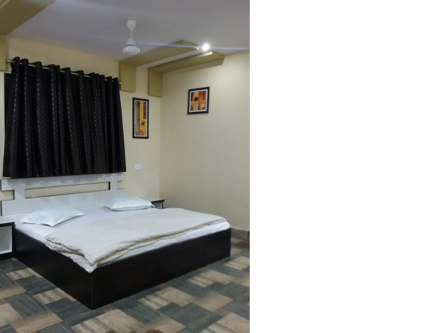 Hotel Topaz - Tap to explore photos