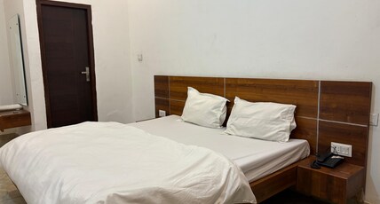 Hotel AVG Palace Room Type - Deluxe Room Non AC