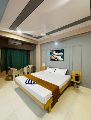 Hotel SRM - Tap to explore photos