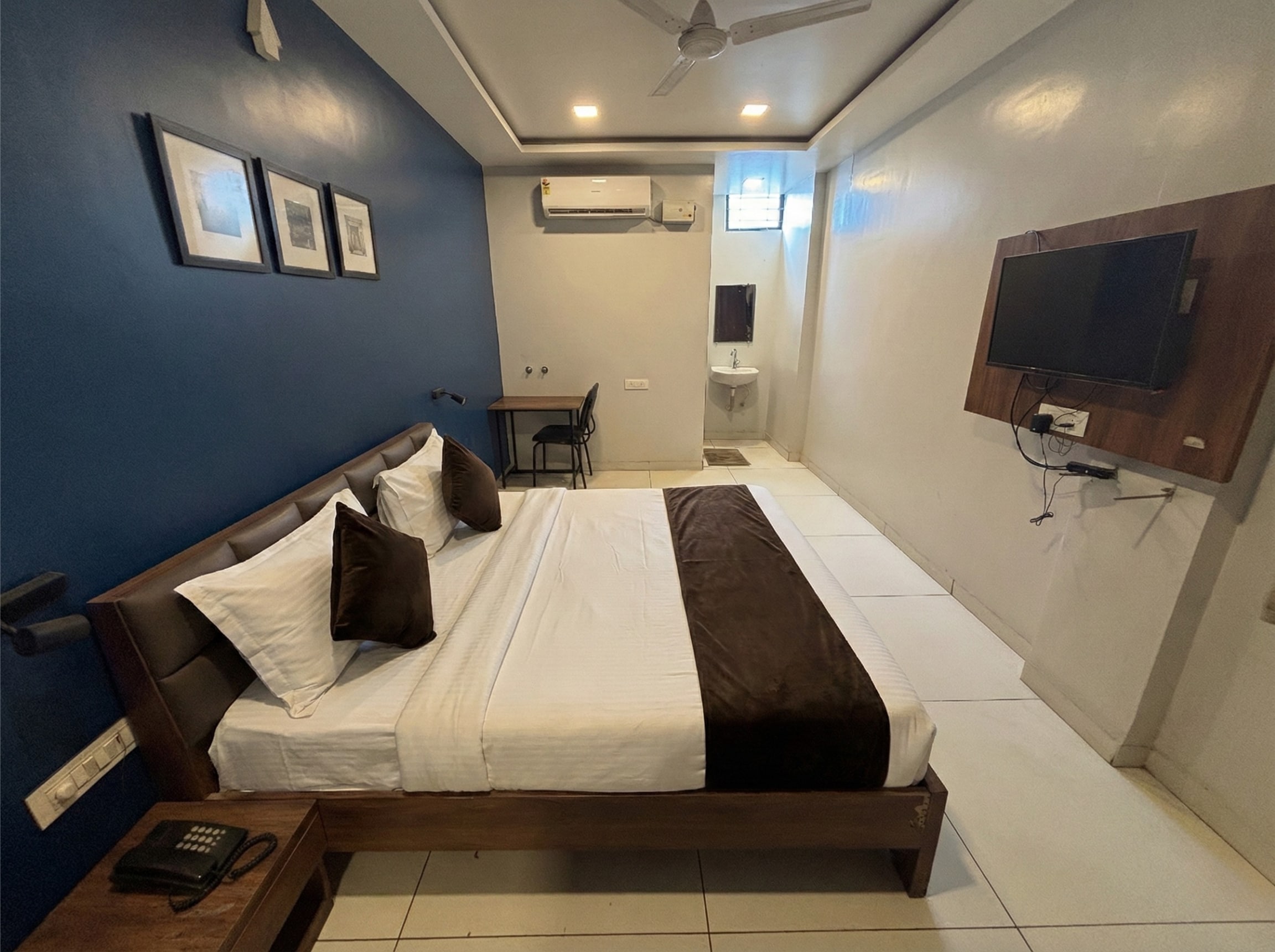 HOTEL SILVER KEY INDORE- MUSAKHEDI - Tap to explore photos