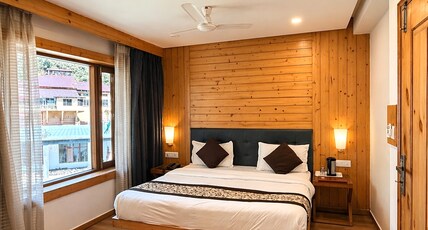 Hotel Queen Plaza 2 mins walk to Mall Road Room Type - Deluxe room