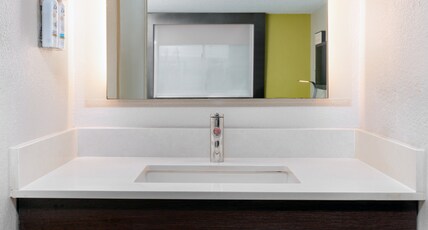 Holiday Inn Express Doral Room Type - 1 King Bed Standard