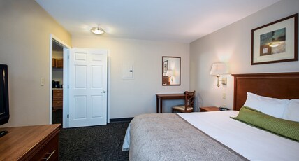 Candlewood Suites INDIANAPOLIS NORTHWEST Room Type - 1 King 1 Bdrm Ste Comm Access Roll Shwr