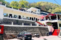 SPOT ON The Patharkot Cafe & Cottage