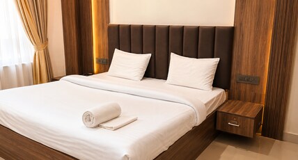 Shree Krishna Hotel Room Type - Deluxe Room with Air Conditioning