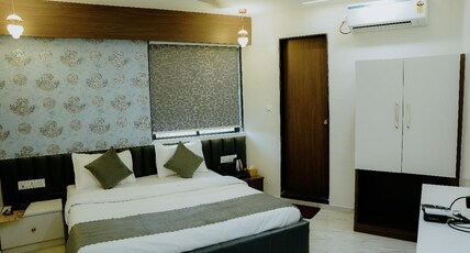 Hotel The Luxe Room Type - Deluxe King Bed Room