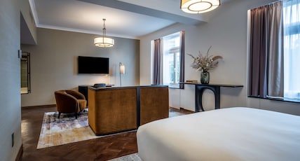 DoubleTree by Hilton Brussels City Room Type - KING JUNIOR SUITE W  VIEW