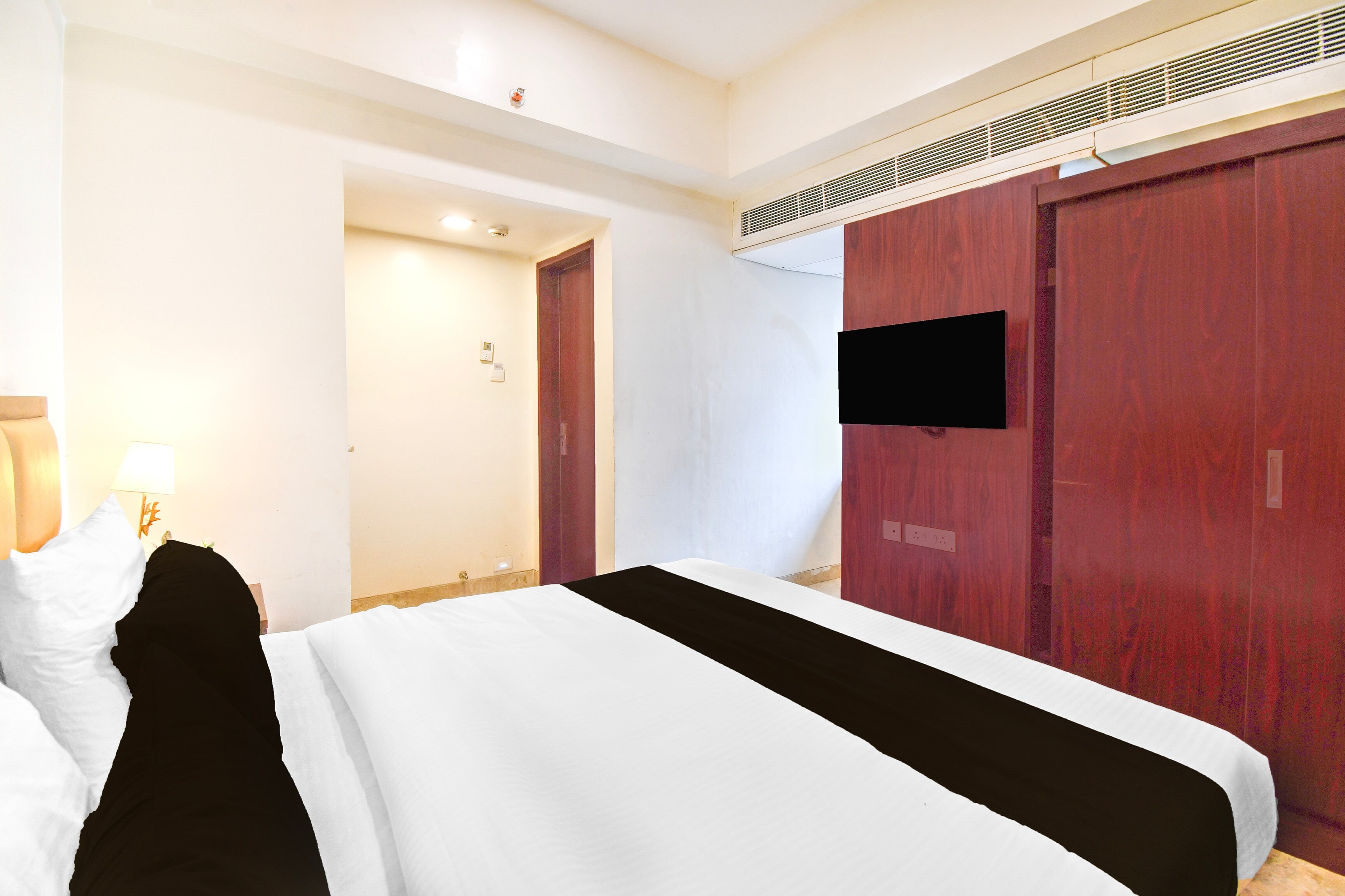 Super Townhouse OAK Hotel Naman Studio - Tap to explore photos