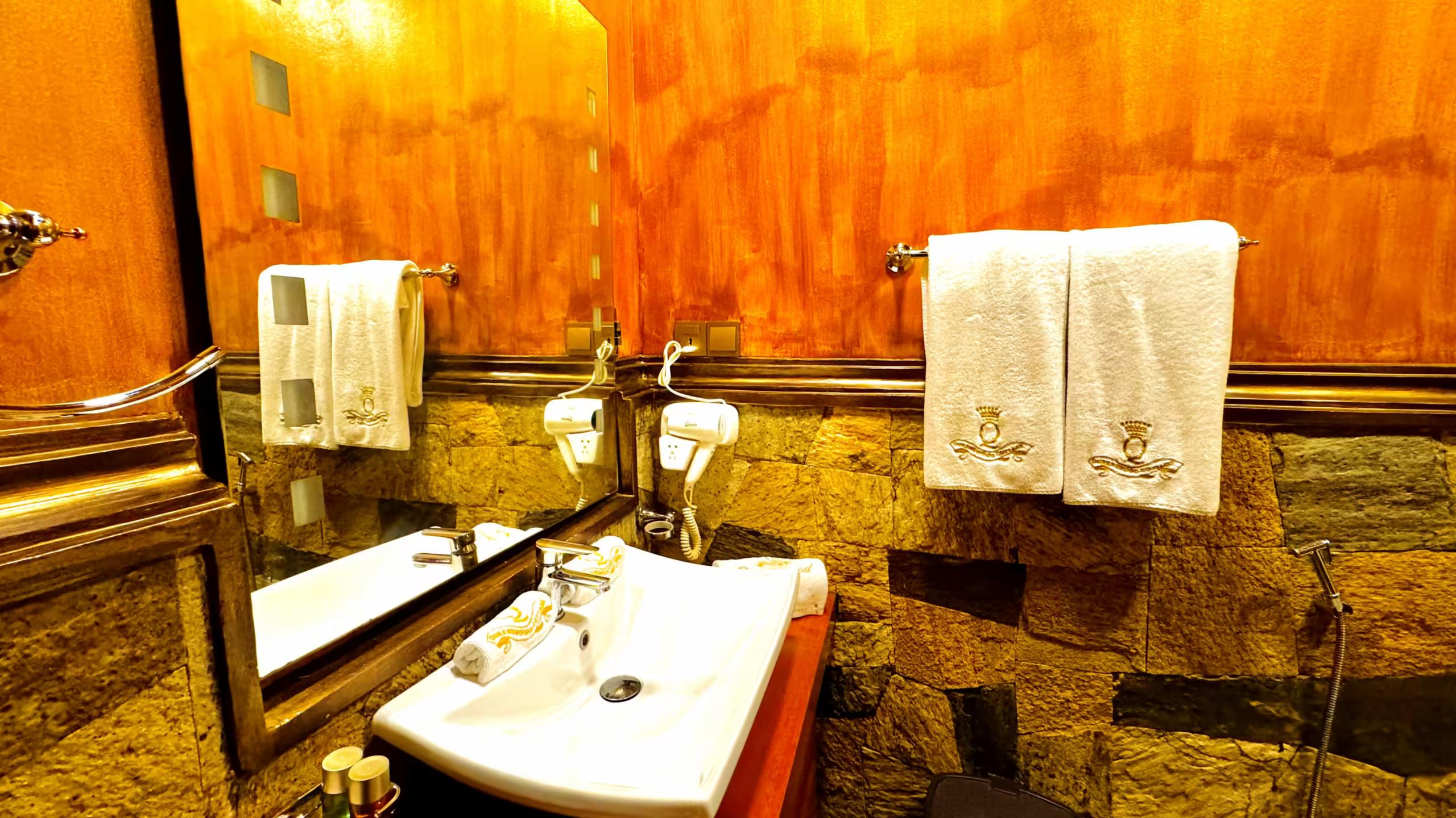 Queenswood Cottage & Restaurant - Tap to explore photos