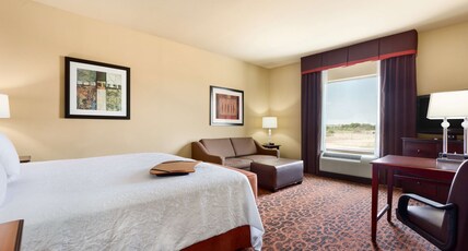 Hampton Inn and Suites Mission Room Type - 1 KNG STUDY SOFABED NOSMOK