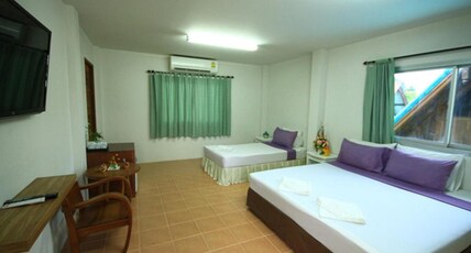 J Holiday Inn Room Type - Deluxe Family Room J Holiday Inn Room Type - Deluxe Family Room