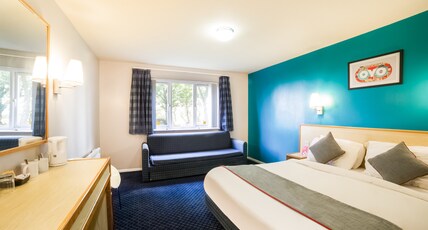 OYO Sunrise Hotel, A46 N Leicester Room Type - Deluxe Double Room