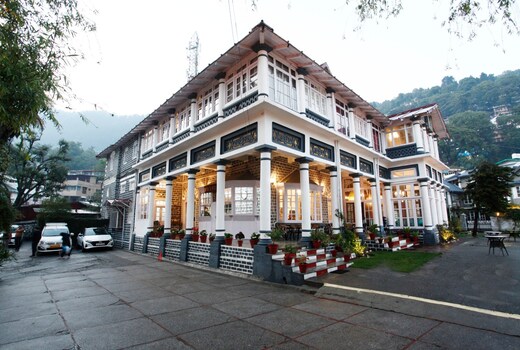 The Palace Belvedere (walkable distance from Mall Road)
