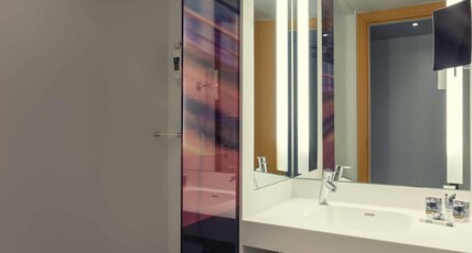 Mercure Paris Boulogne Room Type - Privilege Room with 1 double bed and 1 single sofa bed Mercure Paris Boulogne Room Type - Privilege Room with 1 double bed and 1 single sofa bed