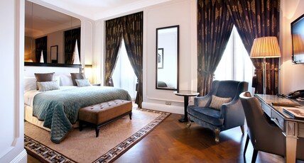 InterContinental Hotels PORTO - PALACIO DAS CARDOSAS Room Type - 1 King Classic Liberty Square View 3 Persons