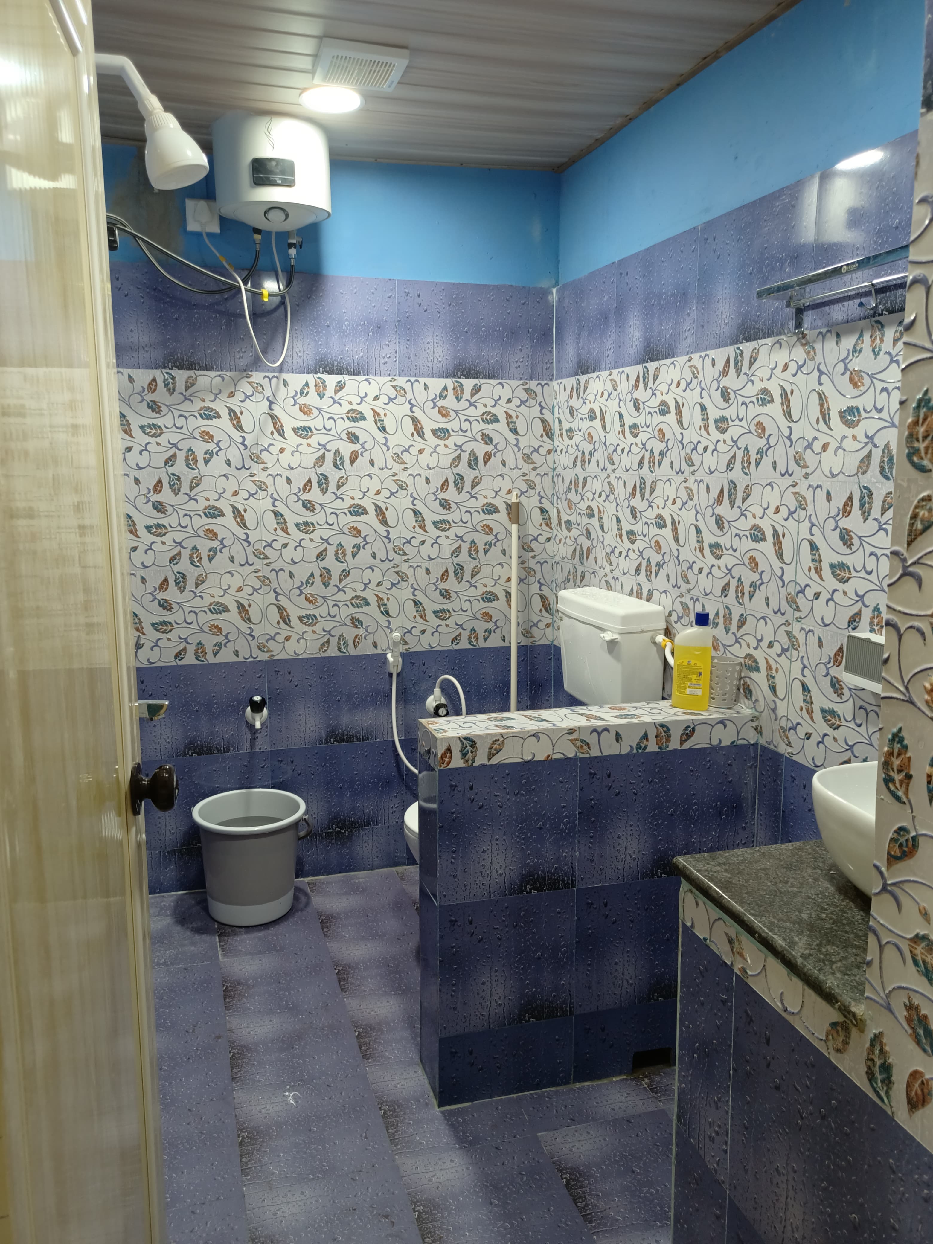 Deepiksha 3 Sea view 2 bed Studio for 4 - Tap to explore photos
