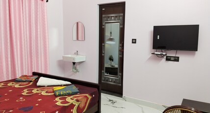 V L S HOLIDAY HOME Room Type - Budget Double Occupancy