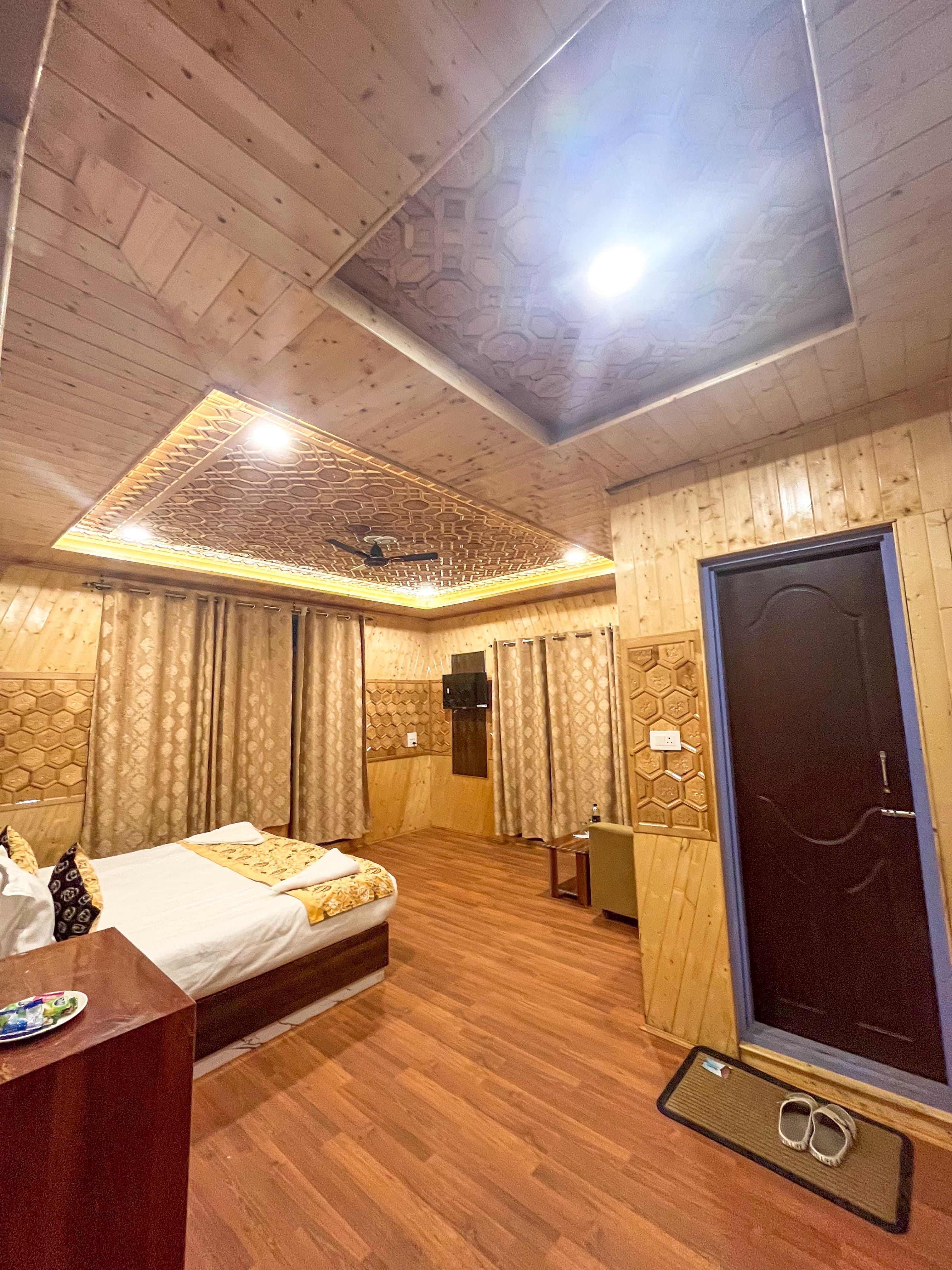 The Classic Crown - Tap to explore photos