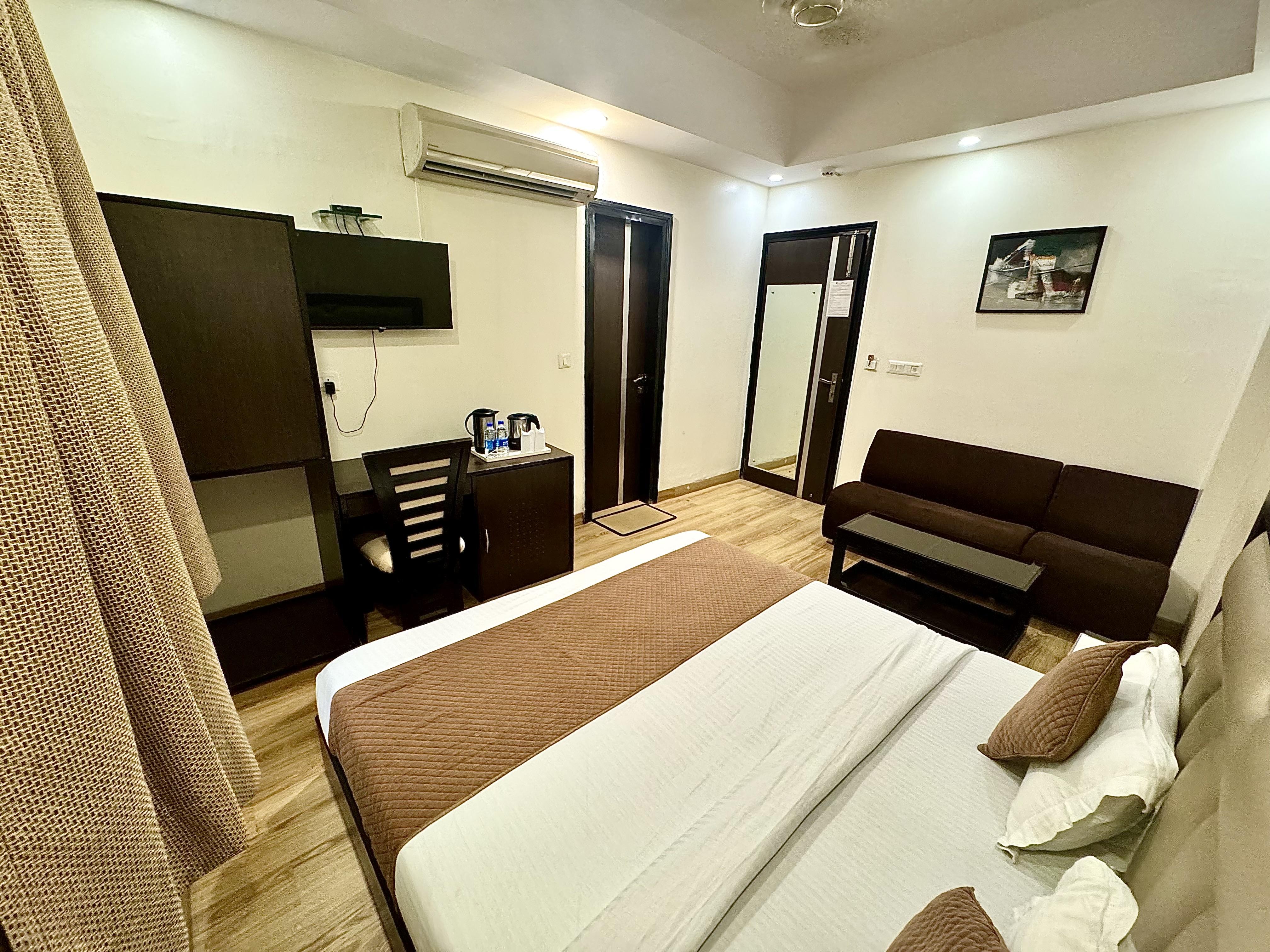 Hotel Kingston Park - Karol Bagh - Tap to explore photos