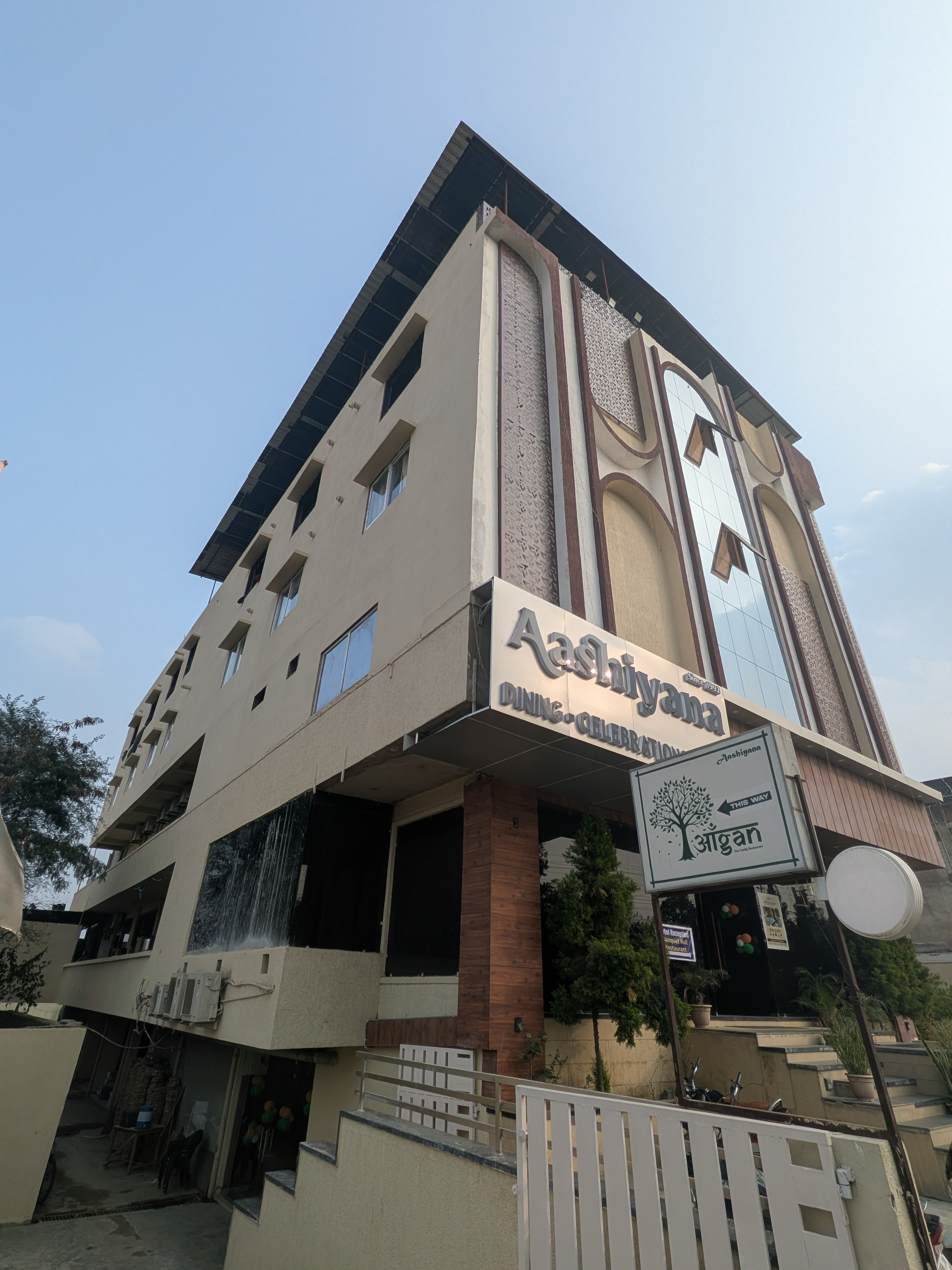 Hotel Aashiyana - Tap to explore photos