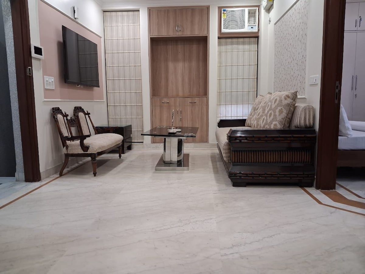 Elegant 2BHK in Green Park - Tap to explore photos