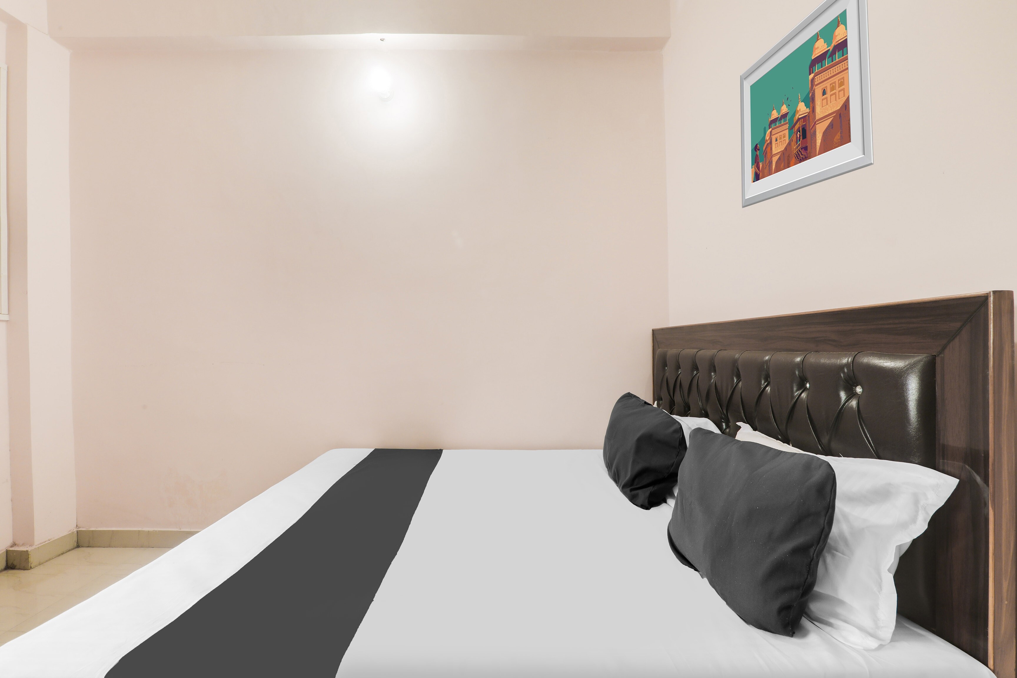 Hotel O Dwarka In - Tap to explore photos