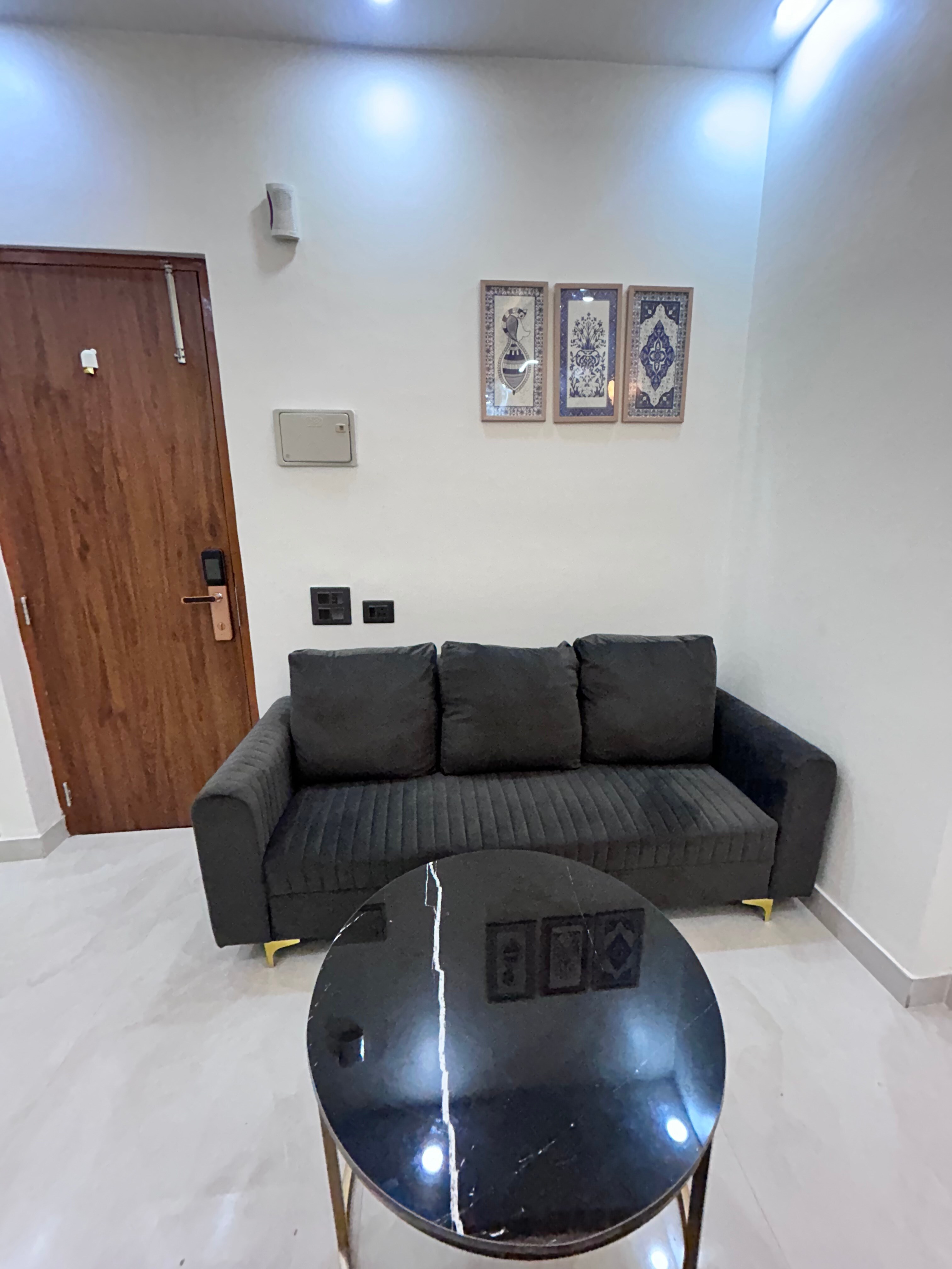 Bright & Cozy , Greater Noida near Mall Ek murti - Tap to explore photos