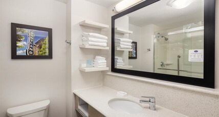 Hampton Inn Portland East Room Type - 1 KING BED NONSMOKING