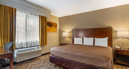 BEST WESTERN JOHN MUIR Room Type - 1 King Bed, Mobility Accessible, Communication Assistance, Walk In Shower, Non-Smoking, Full Breakfa