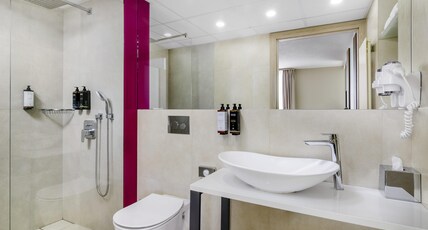 Hotel Mercure Lublin Centrum Room Type - Suite with one double bed and a sofa