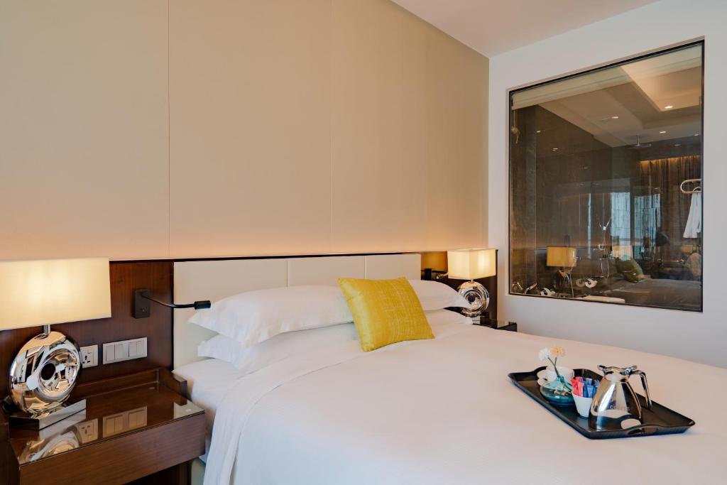 Johari Rotana - Tap to explore photos