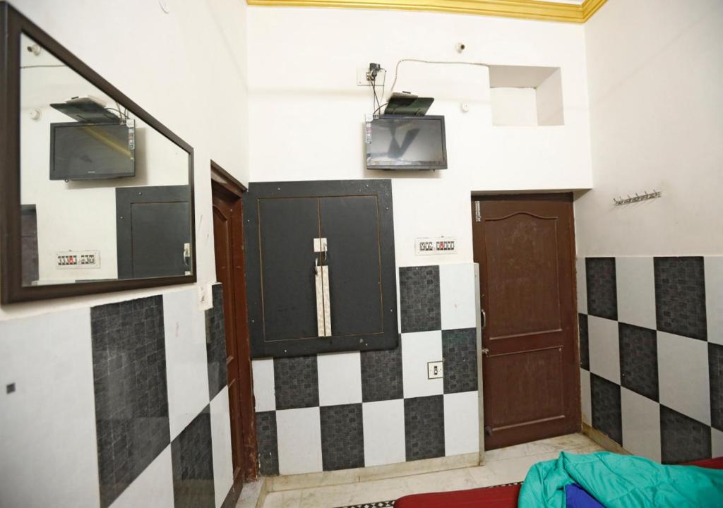 Hotel Gulshan (100 Mtrs from Dargah) - Tap to explore photos