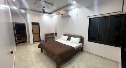 The Red Rock Malvan Room Type - Deluxe Family Room (5 Person)