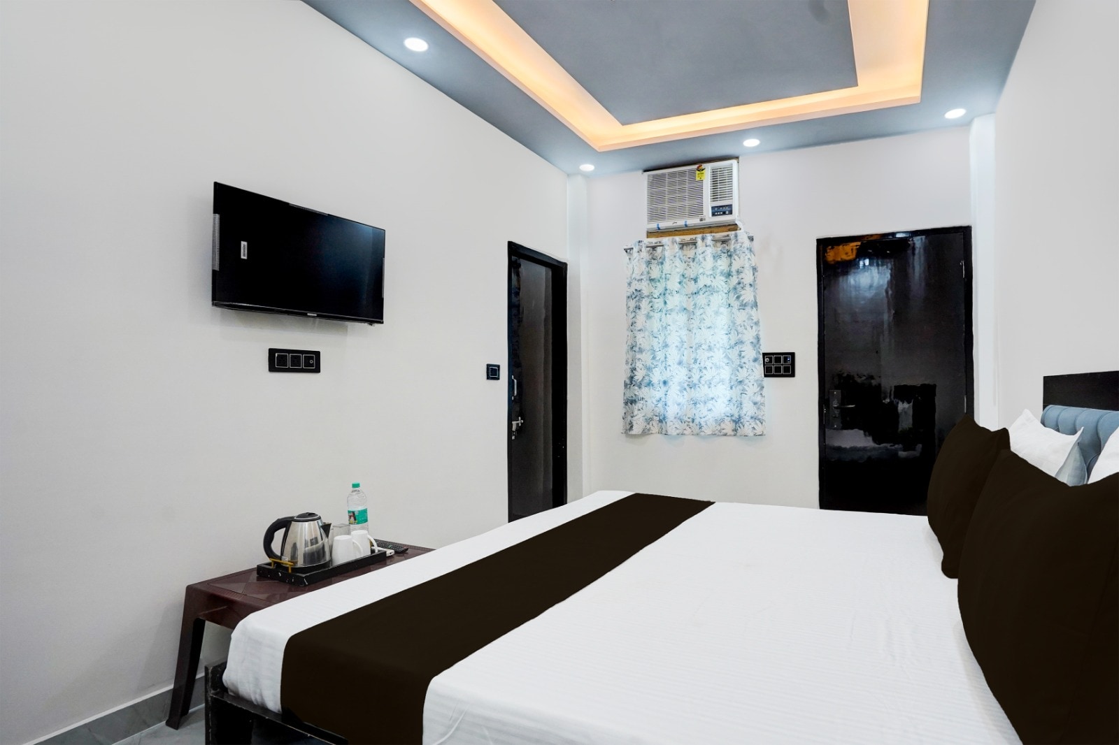 Hotel Karan Residency Near Anand Vihar by KAT Group - Tap to explore photos