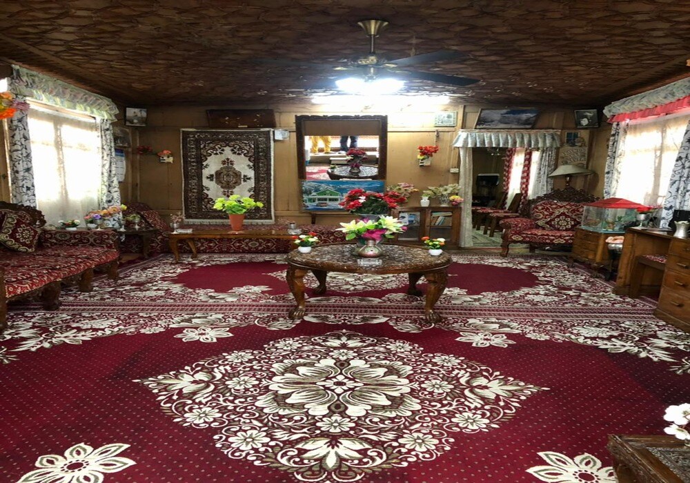 New Moon of Kashmir Houseboat - Tap to explore photos