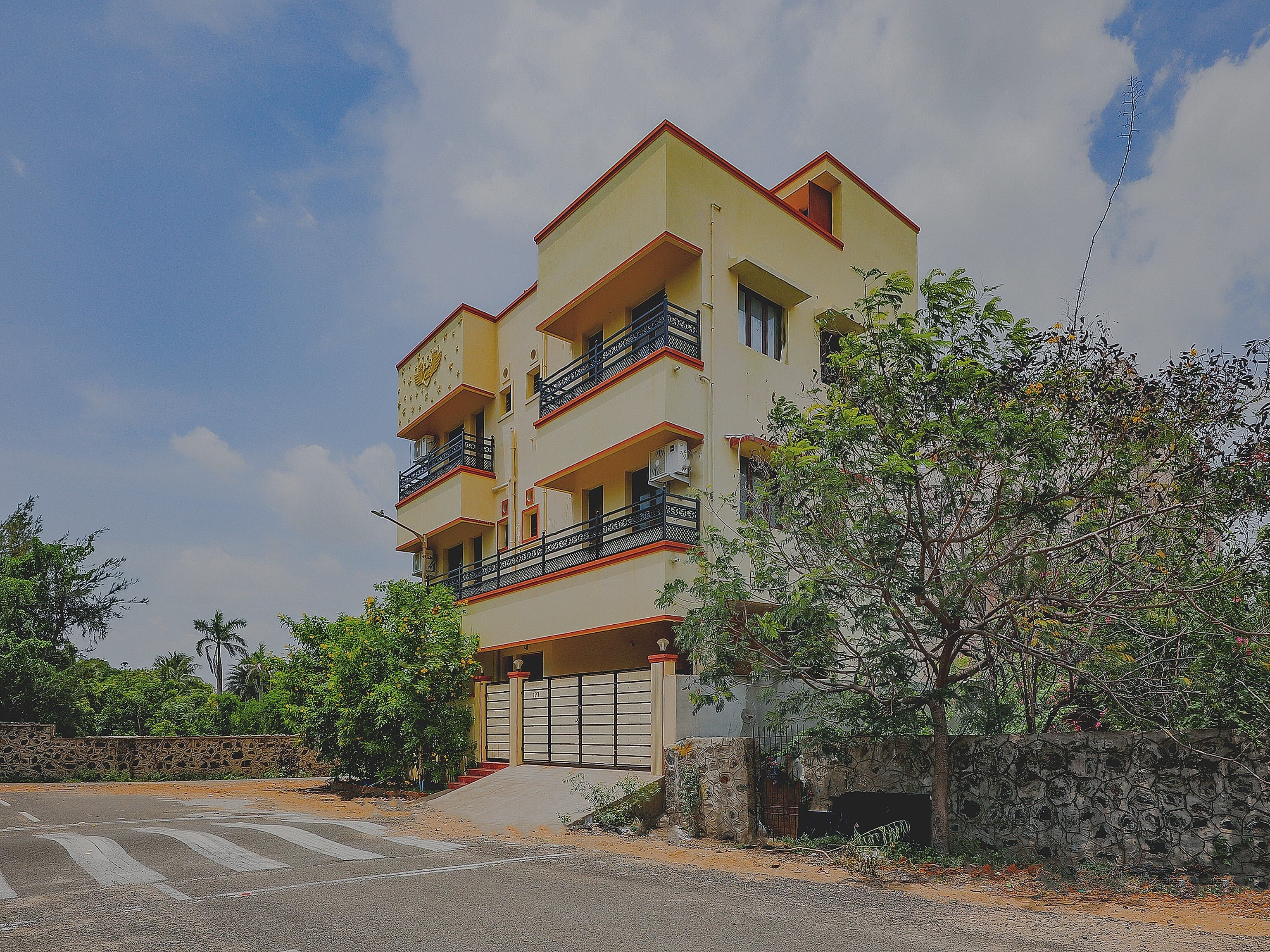 Hotel O Vibrant Stay Near Uthandi Beach - Tap to explore photos