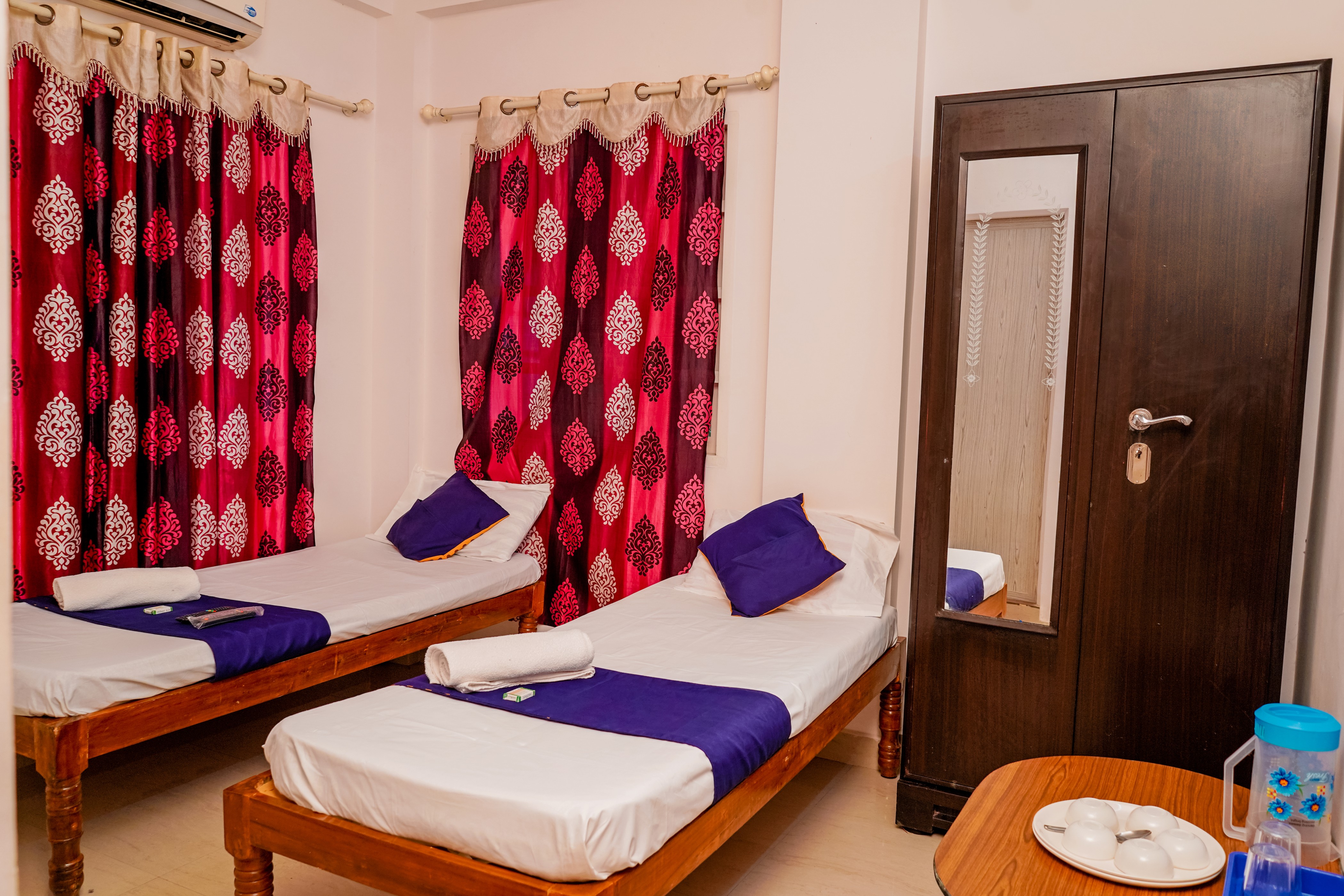 Sai Palace Lodging-Boarding & Service Apartment - Tap to explore photos