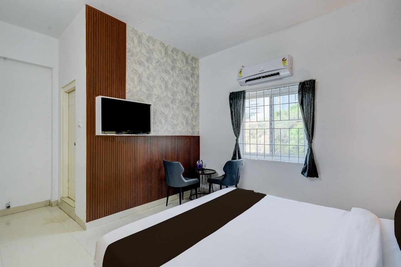 Bee Oak - Tap to explore photos