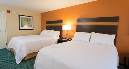 Holiday Inn Bismarck, an IHG Hotel Room Type - 2 Queen Standard Mobility Accessible Tub