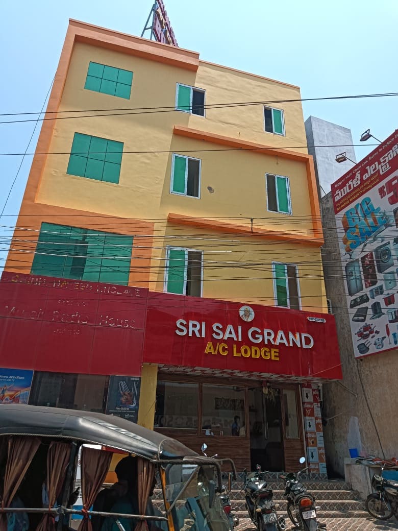 SRI SAI GRAND AC LODGE - Tap to explore photos