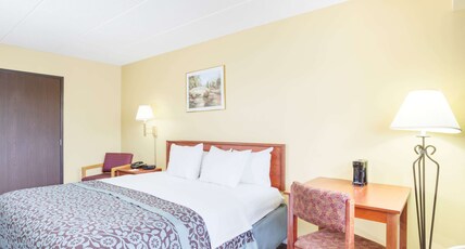 Days Inn by Wyndham Athens Room Type - 1 Double Bed, Smoking