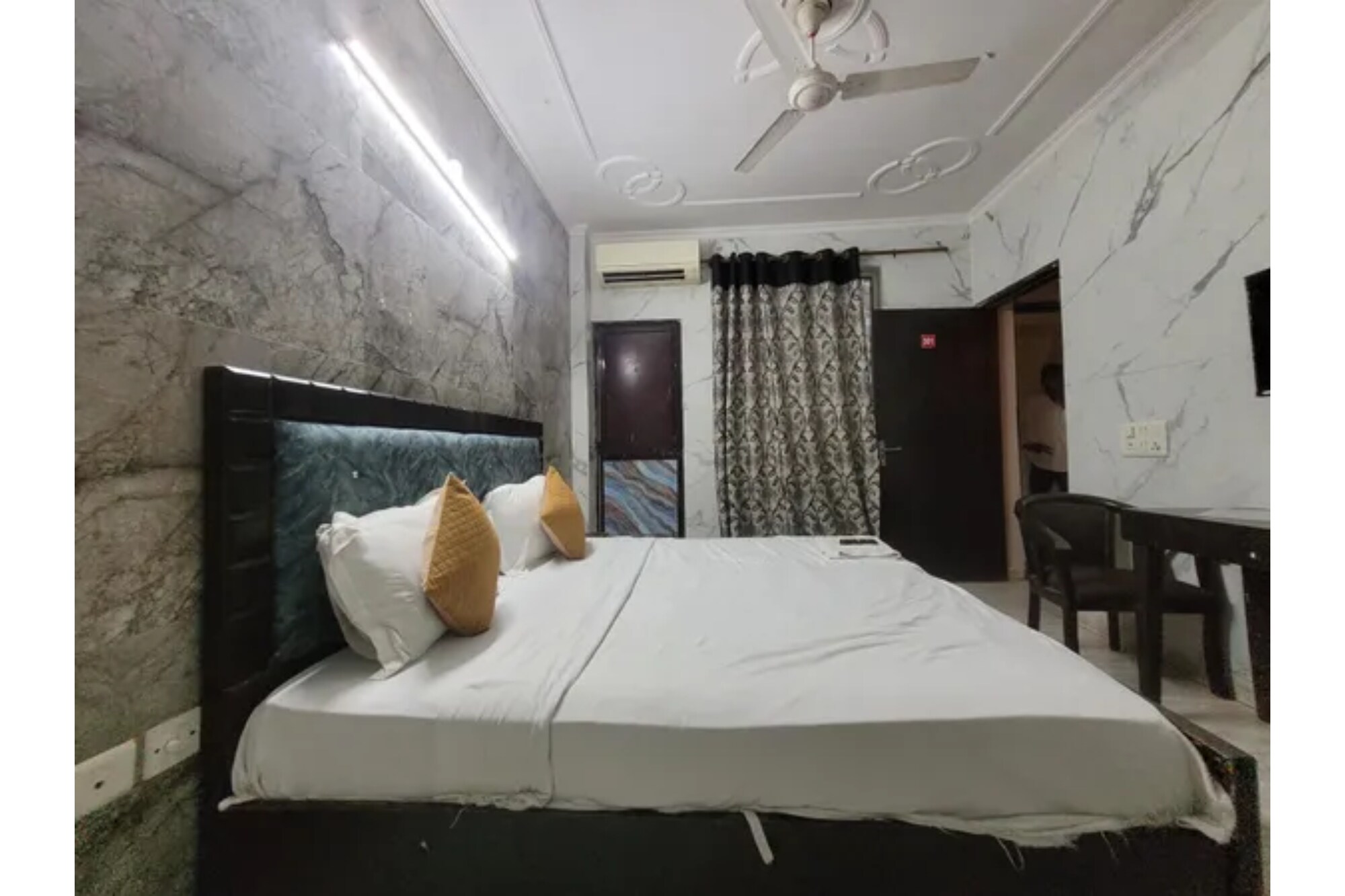 FabHotel HKD Divine Stay - Tap to explore photos