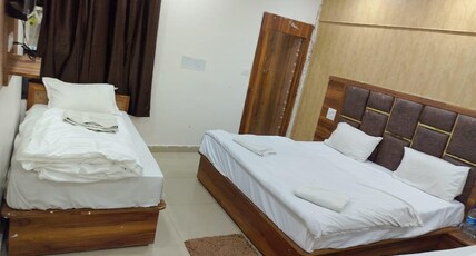 Hotel Golden Retreat Room Type - Family Room AC (04 Persons)
