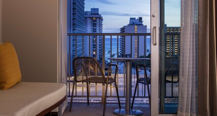 Hilton Garden Inn Waikiki Beach Room Type - 1 K W SOFA PARTIAL OCEANVW