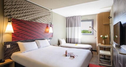 ibis Manosque Cadarache Room Type - Standard Room with one double bed and one single bed ibis Manosque Cadarache Room Type - Standard Room with one double bed and one single bed