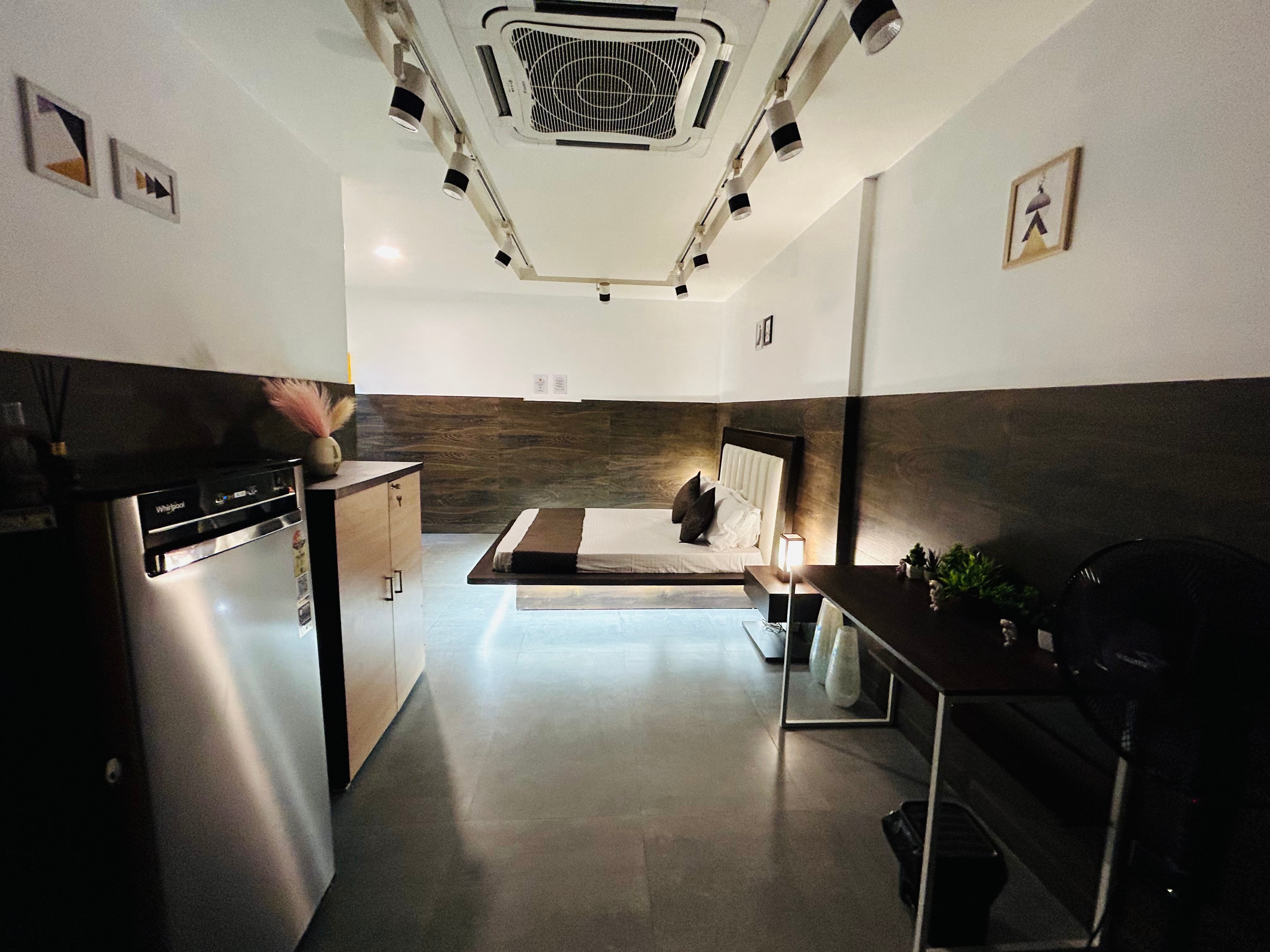The Yellow House Luxury Studio with Home Cinema - Tap to explore photos