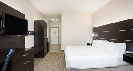 Holiday Inn Express Hotel & Suites Fort Collins Room Type - 1 King Standard Mobil Access Roll Shwr