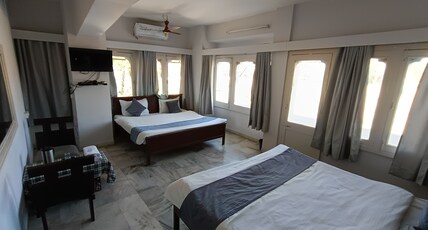 Ramma TheHotel ( Nakki Lake -200mtr ) Room Type - Family 4 Bed Room (AC)