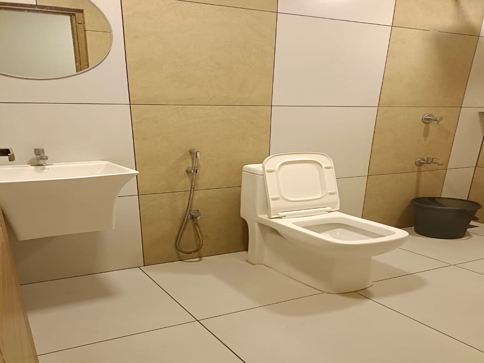 ROYALSUITE - Tap to explore photos